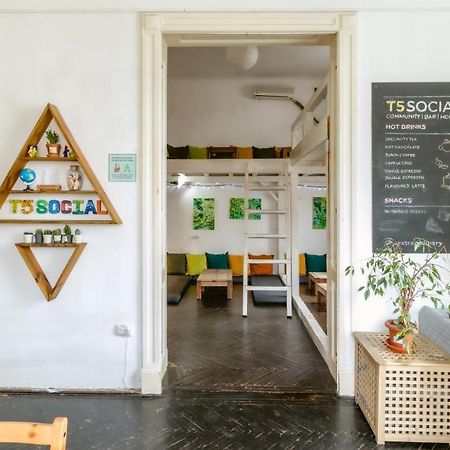 T5 Social Hostel Bukares Bagian luar foto