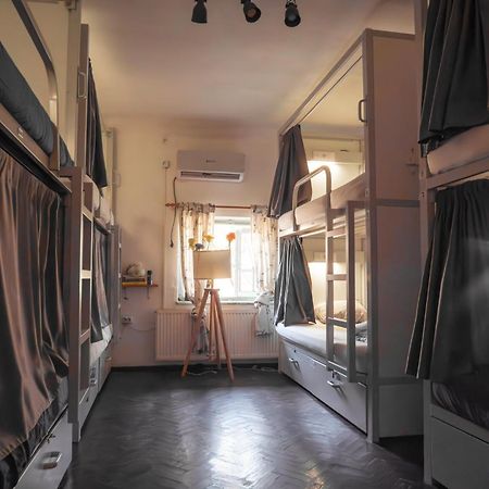 T5 Social Hostel Bukares Bagian luar foto
