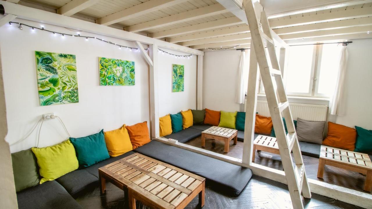 T5 Social Hostel Bukares Bagian luar foto