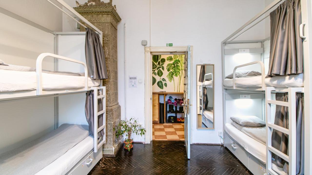 T5 Social Hostel Bukares Bagian luar foto