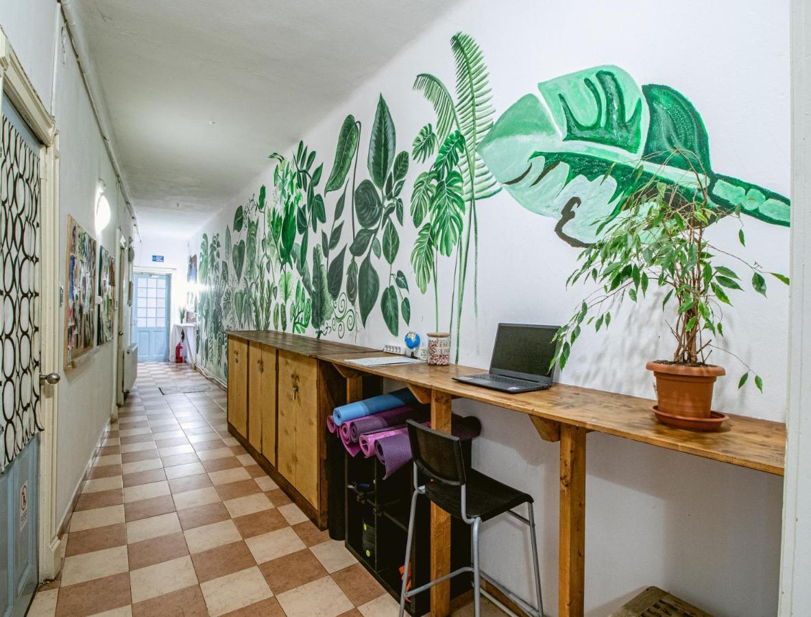 T5 Social Hostel Bukares Bagian luar foto