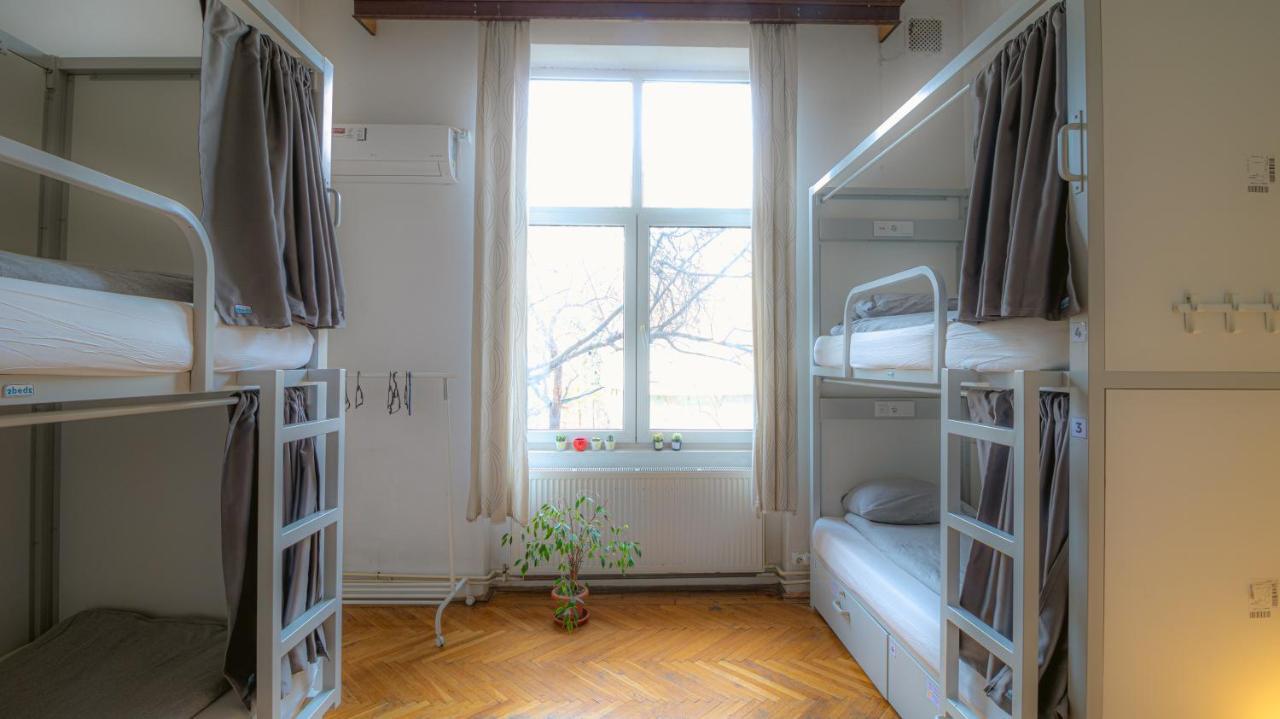 T5 Social Hostel Bukares Bagian luar foto